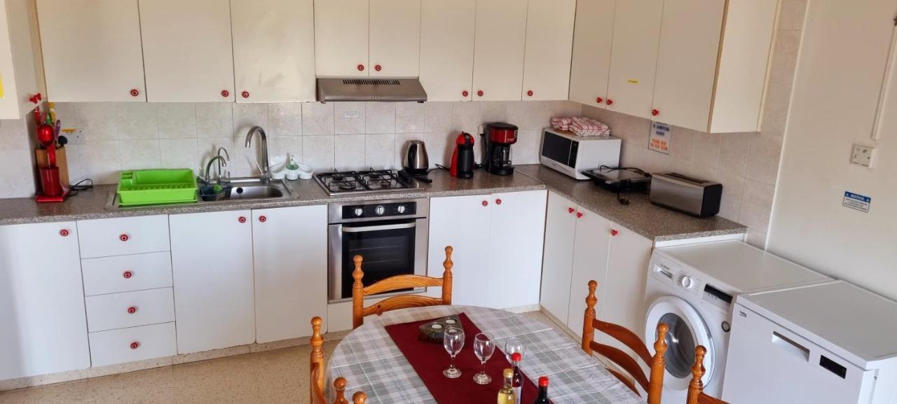 Astrofegia Apartments Near The Sea Agia Marina  Екстериор снимка